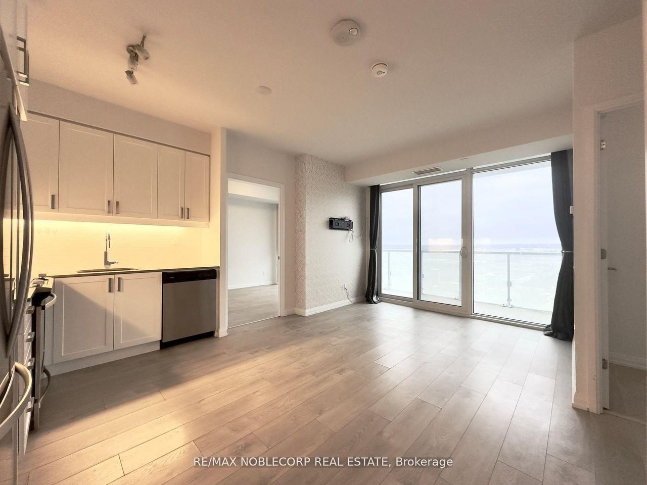 7895 Jane Street - Photo 5 of 11