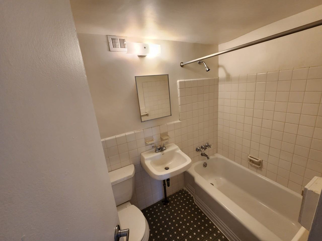 1220 N Broad St #21 - Photo 6 of 11