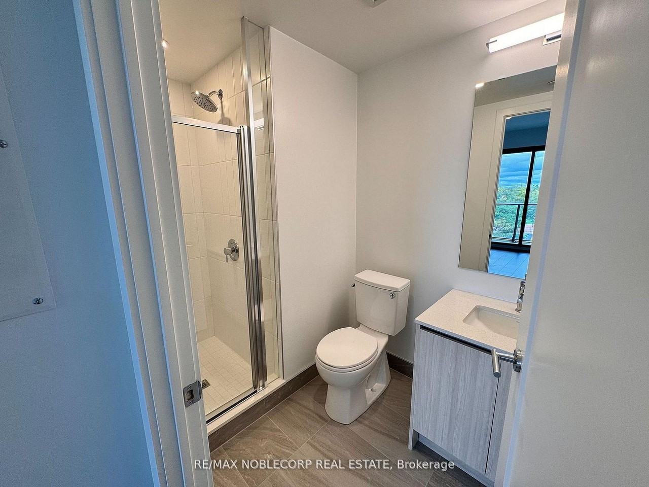 801 The Queensway - Photo 5 of 7