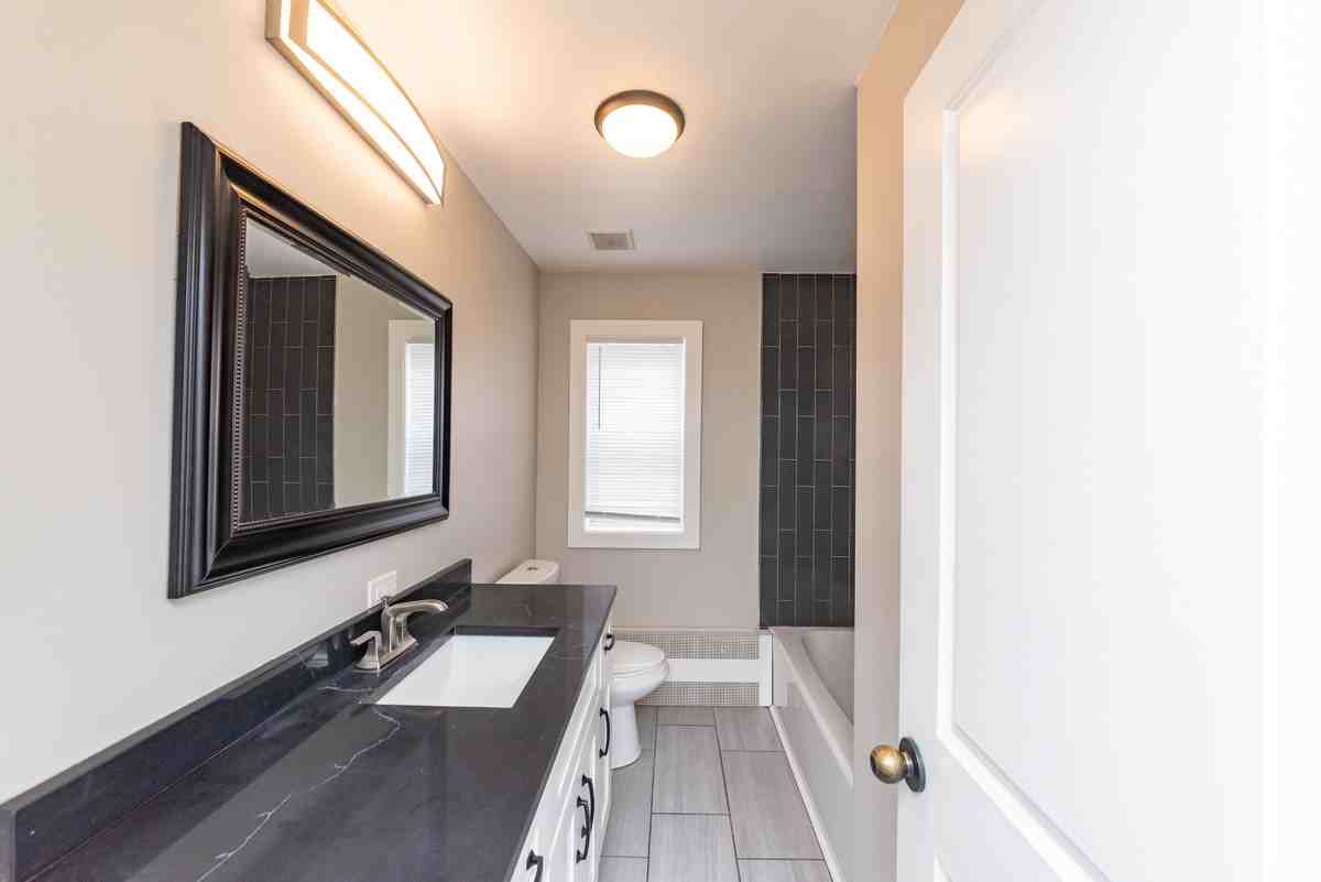 3058 N Kostner Ave #1E - Photo 4 of 17