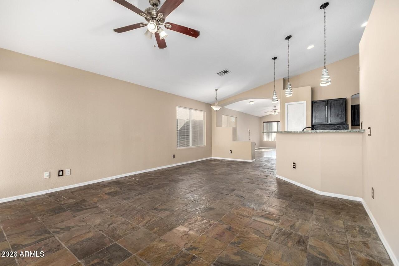 8642 W Laurel Ln - Photo 6 of 26