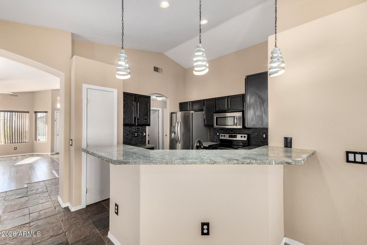 8642 W Laurel Ln - Photo 7 of 26