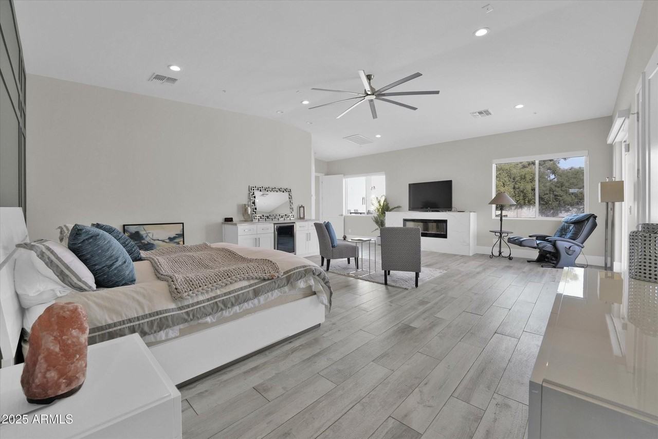 13613 N 76th St - Photo 4 of 49