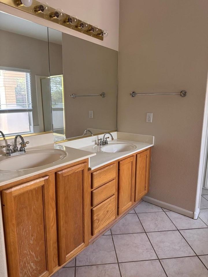 979 E Brentrup Dr - Photo 5 of 18