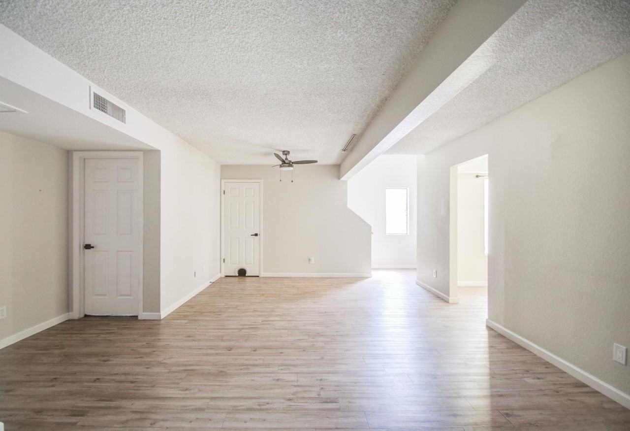 7761 N 19th Dr - Photo 3 of 32