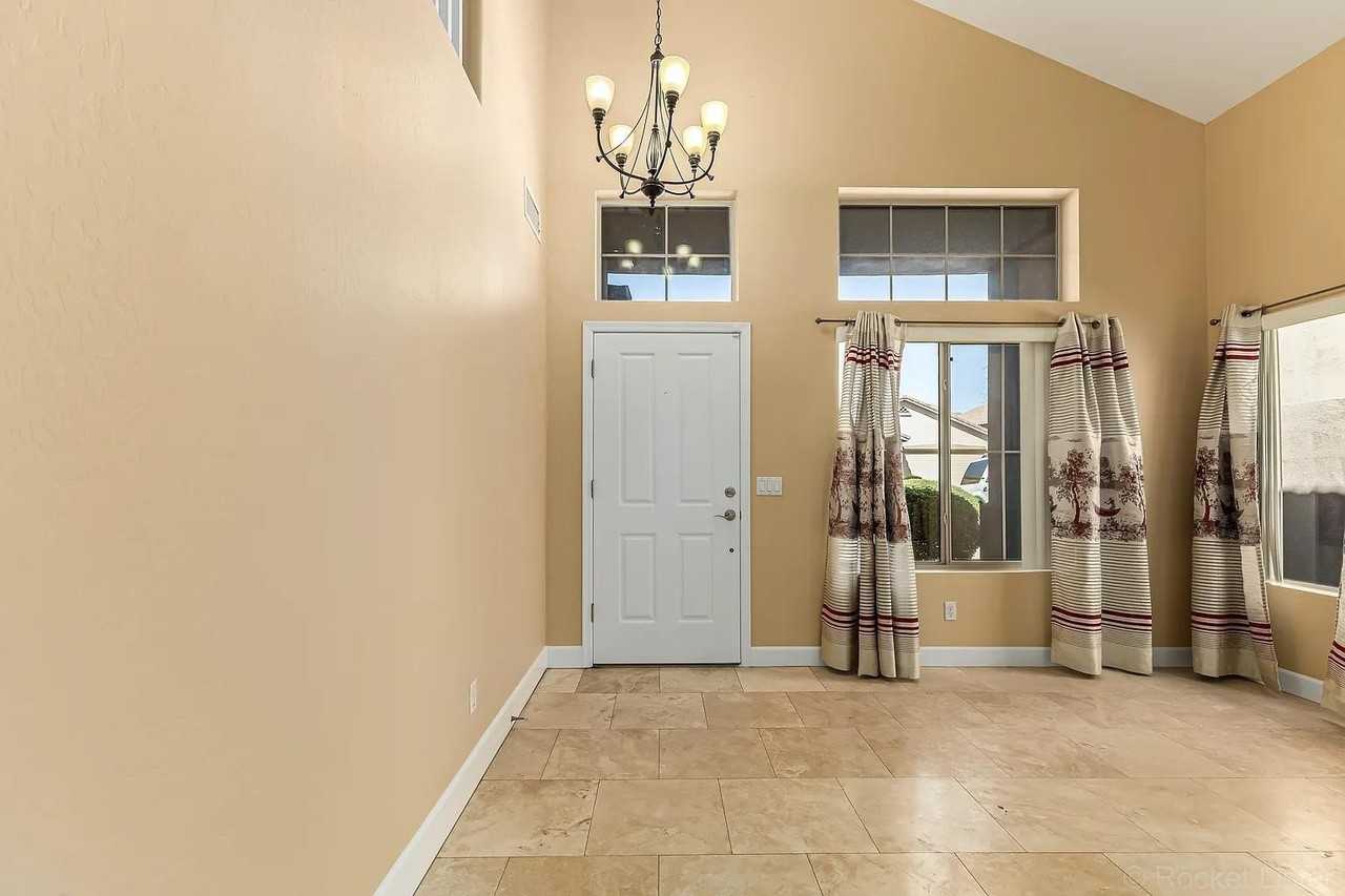 10441 E Hillery Dr - Photo 5 of 50