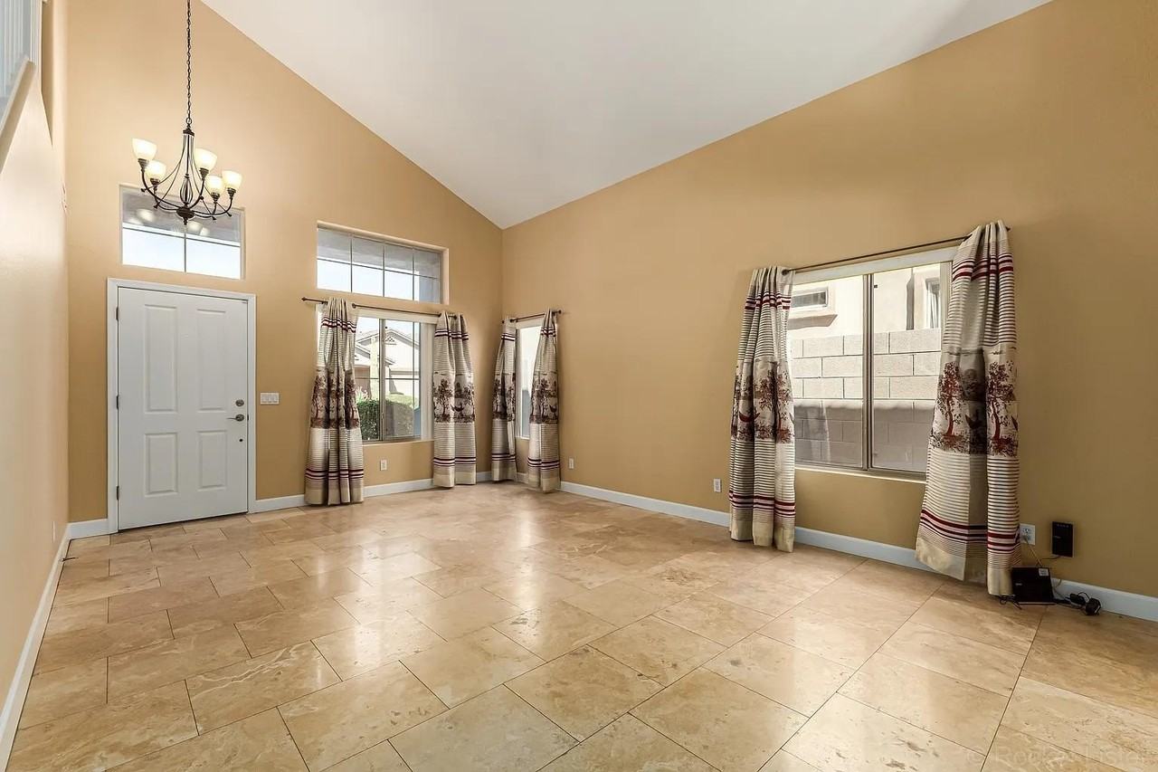 10441 E Hillery Dr - Photo 7 of 50