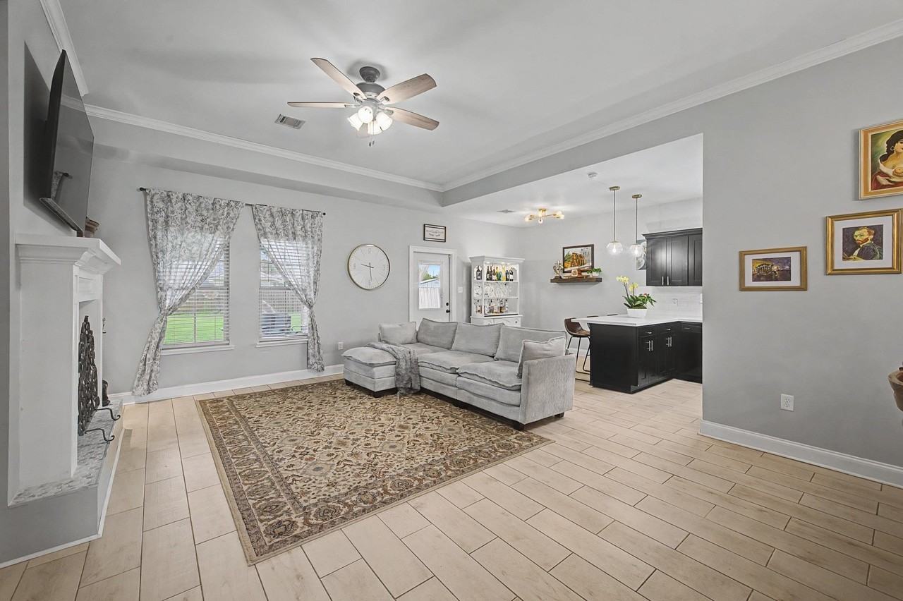 180 Belle Isle Dr - Photo 2 of 11