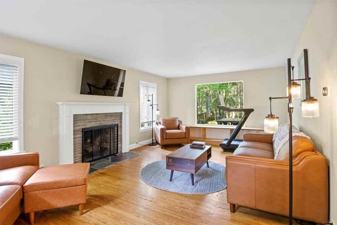 485 Oakridge Dr - Photo 4 of 40