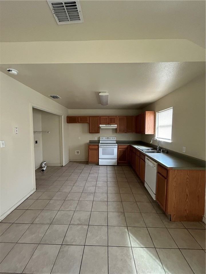 1401 Dewitt St - Photo 3 of 11