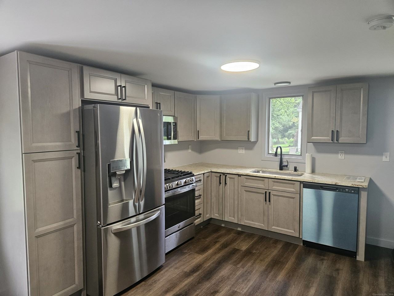 382 Flanders Rd - Photo 4 of 14