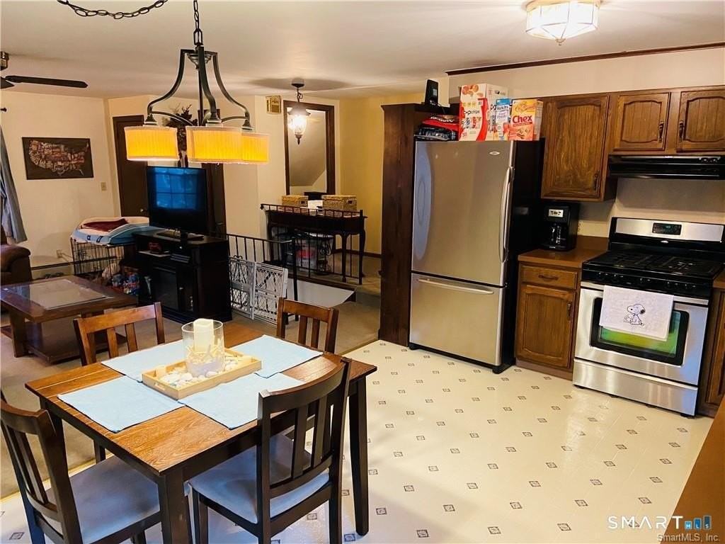 123 Woods End Rd Unit A - Photo 6 of 7