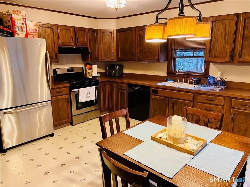 123 Woods End Rd Unit A - Photo 7 of 7