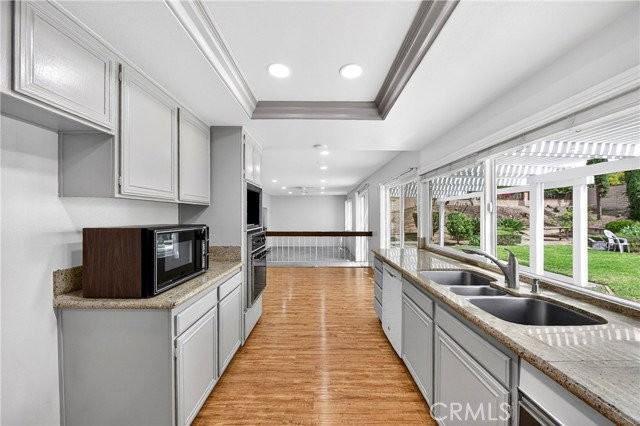 1836 Fairford Dr - Photo 3 of 8