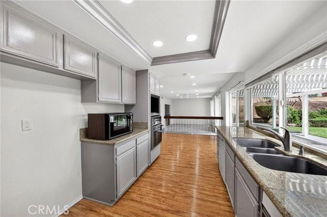 1836 Fairford Dr - Photo 5 of 8