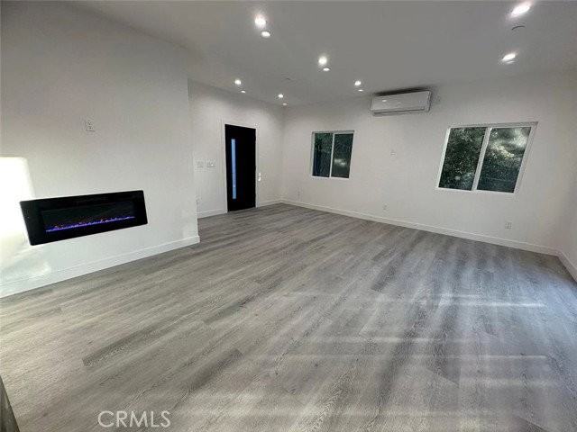 22823 Crespi St - Photo 2 of 8
