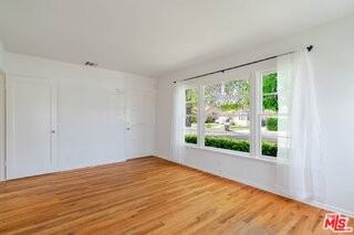 4950 Newcastle Ave - Photo 7 of 8