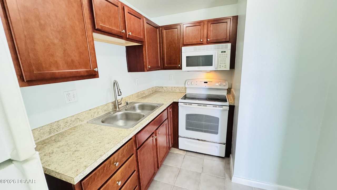 732 N Halifax Ave #405 - Photo 3 of 19