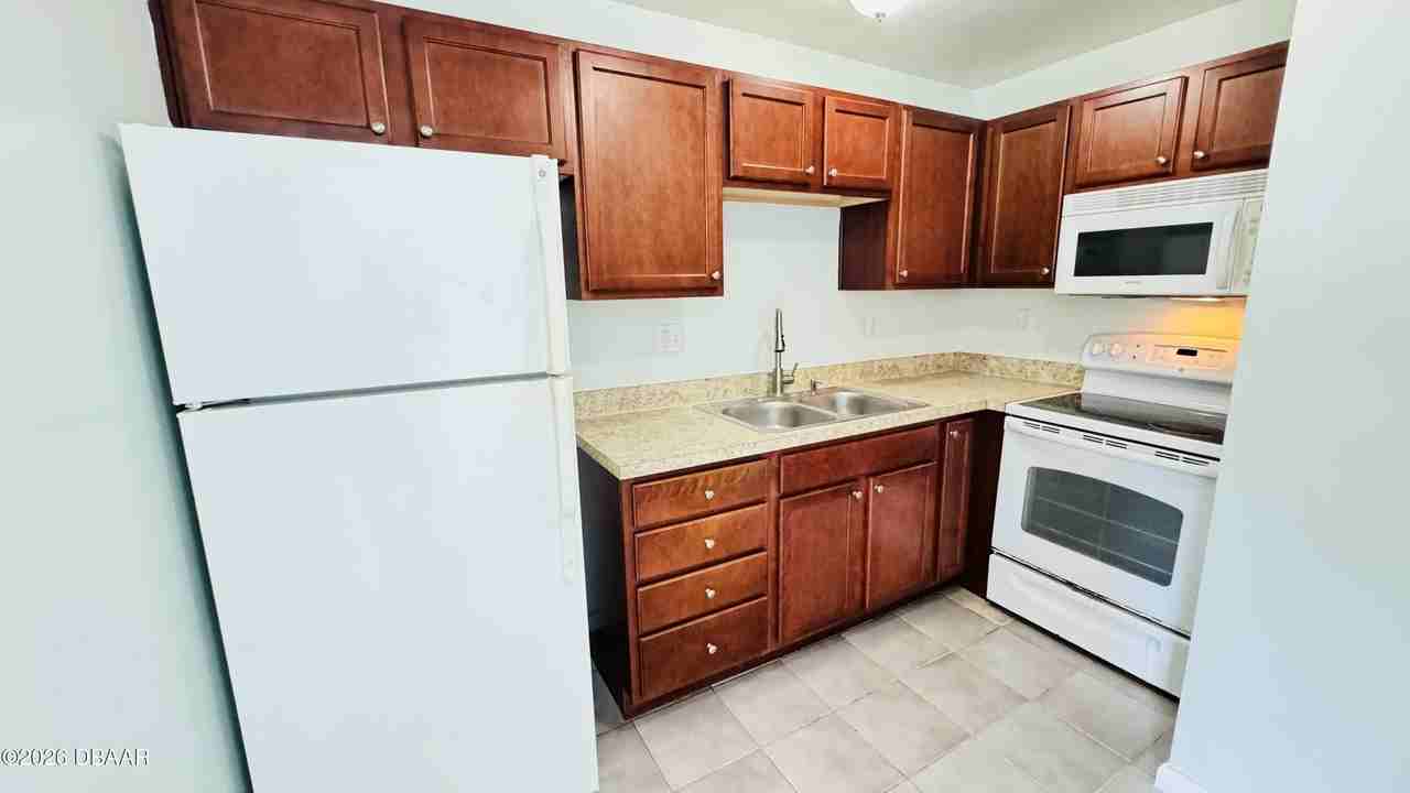732 N Halifax Ave #405 - Photo 4 of 19