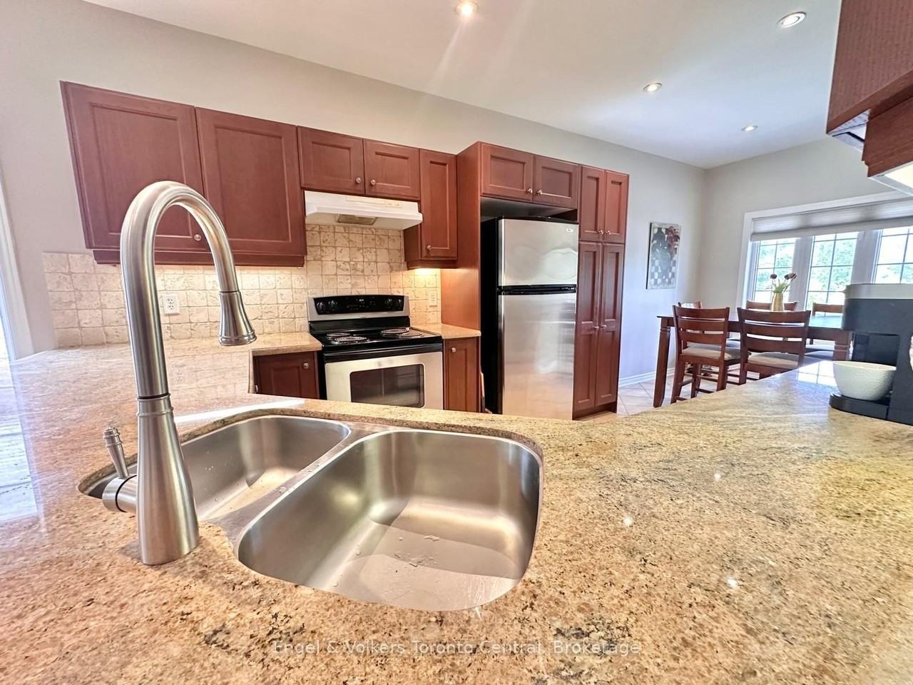 26 Thomas Dr - Photo 3 of 49