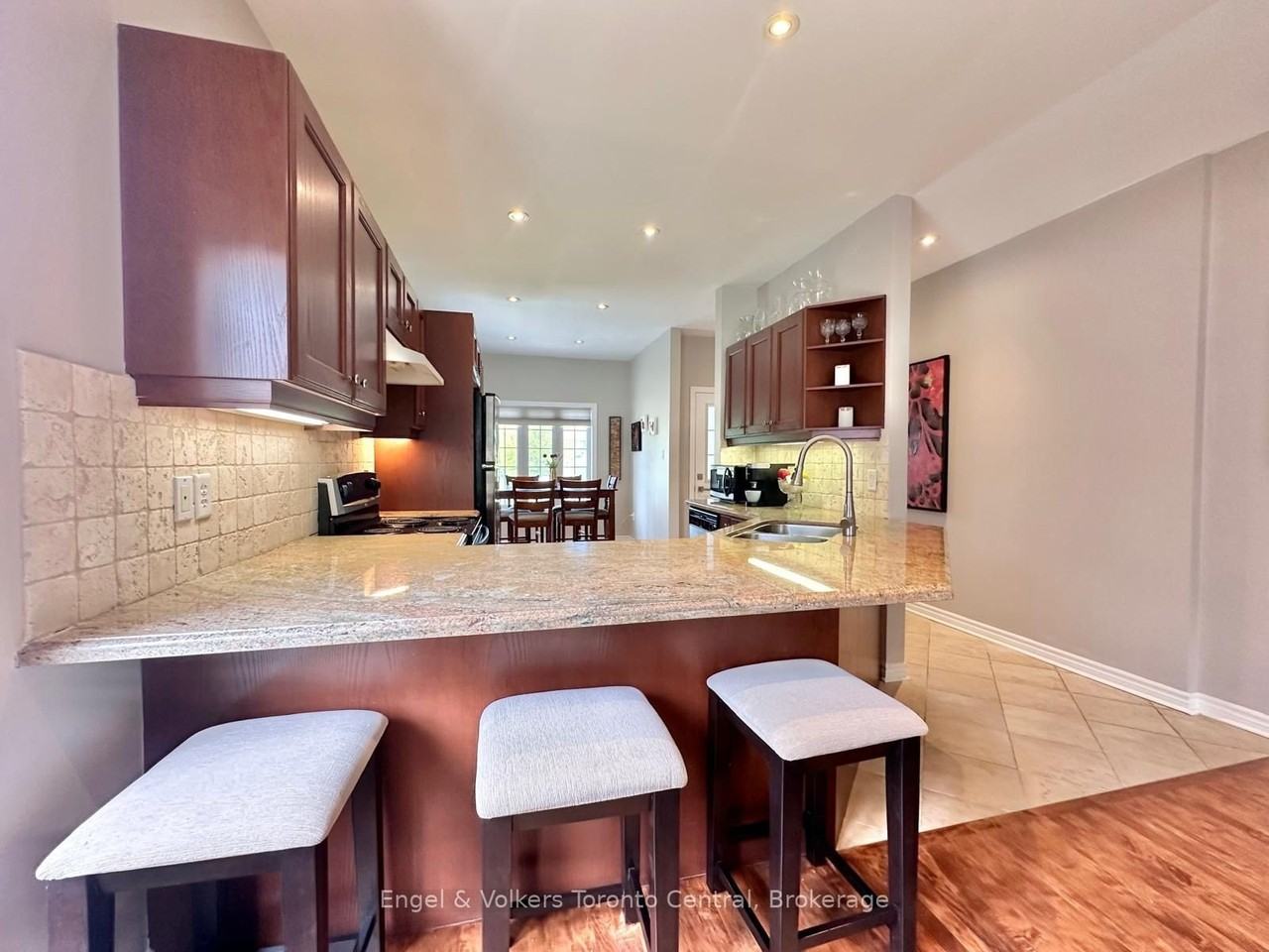 26 Thomas Dr - Photo 4 of 49