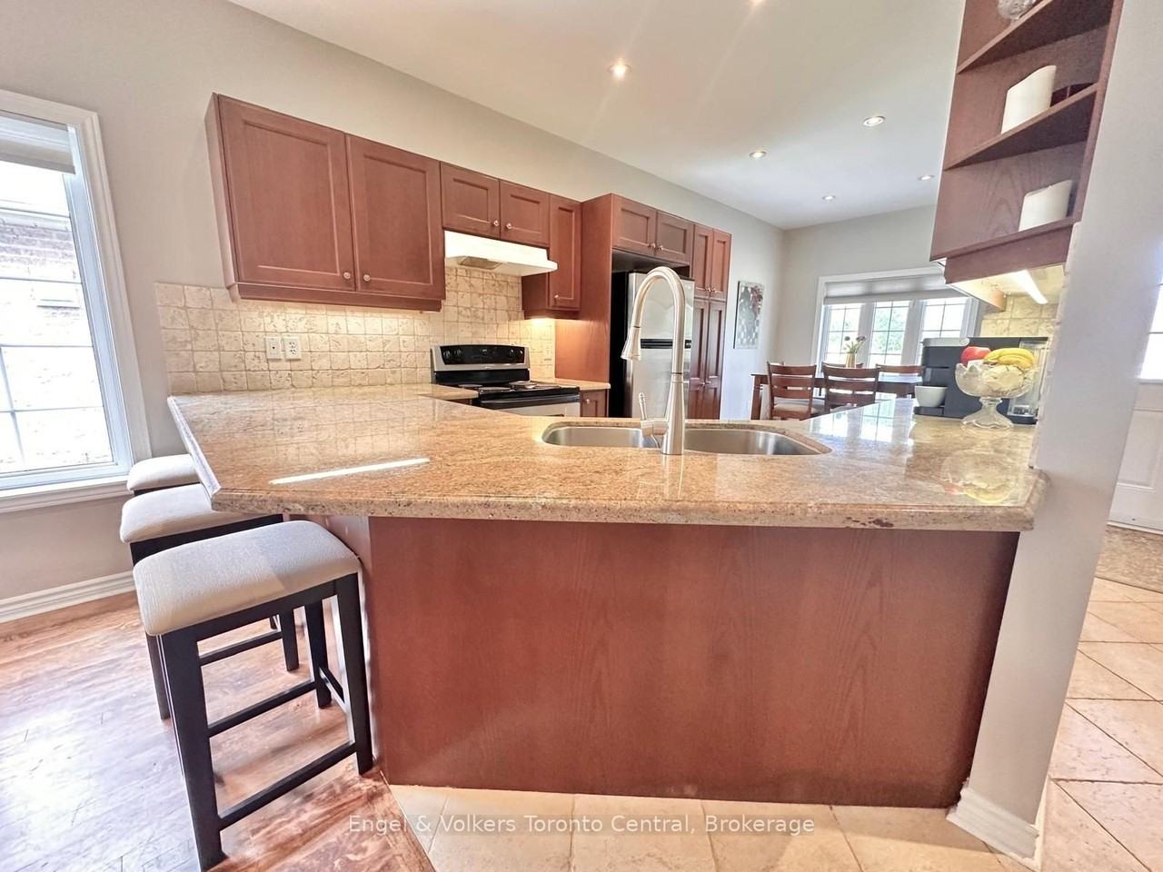 26 Thomas Dr - Photo 5 of 49