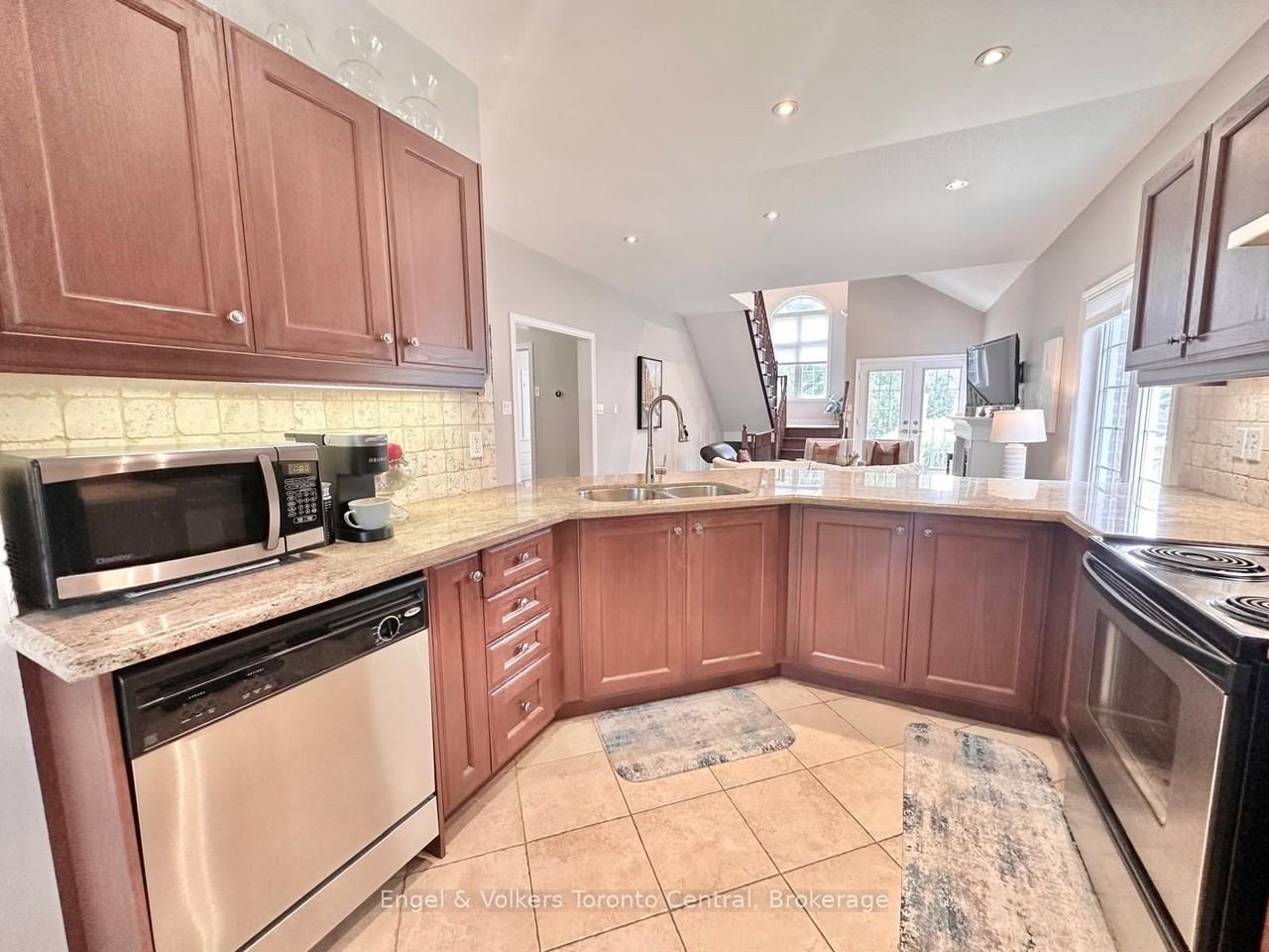 26 Thomas Dr - Photo 6 of 49