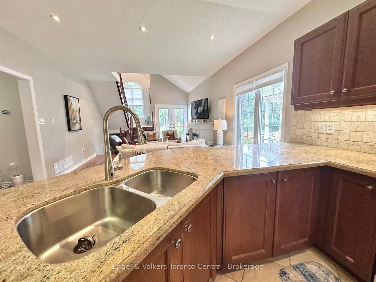 26 Thomas Dr - Photo 7 of 49