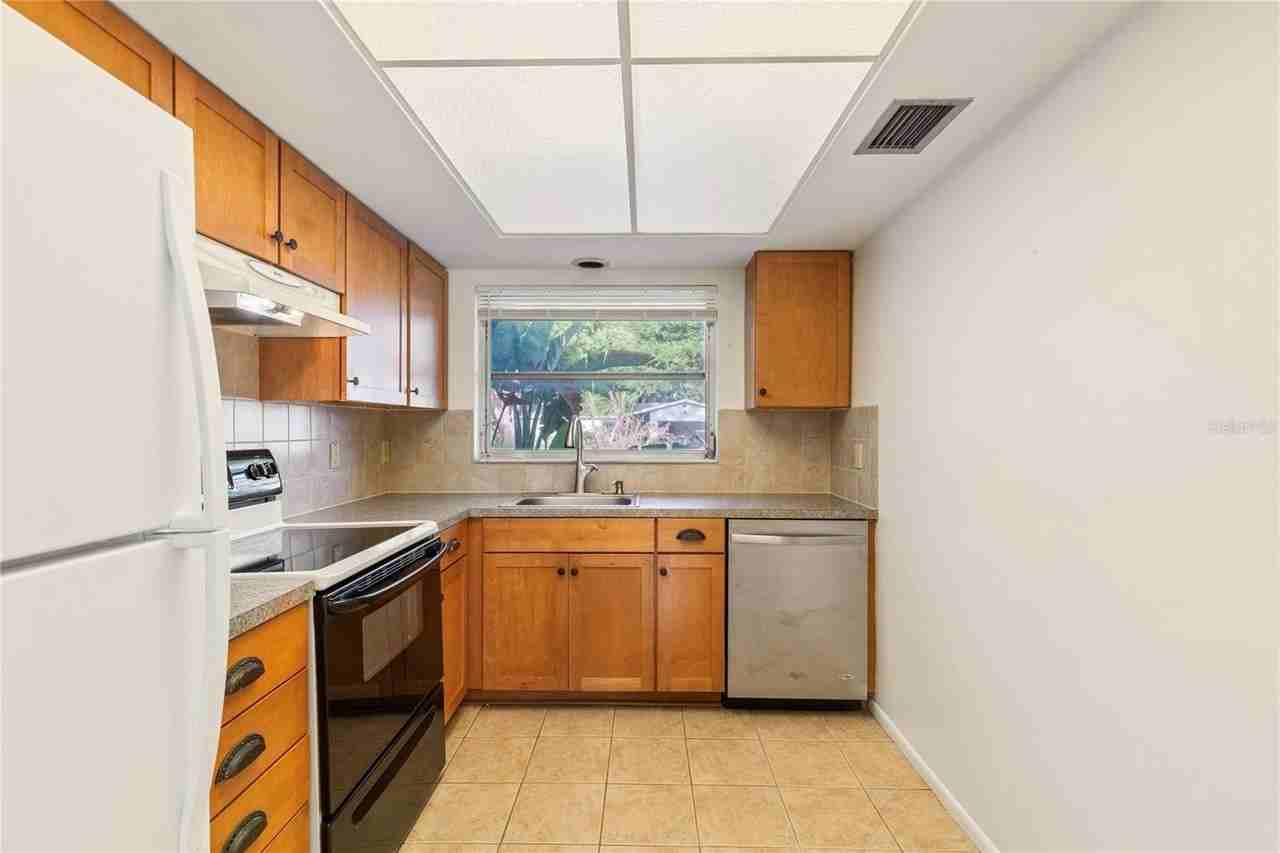 1248 Lazy Lake Rd W - Photo 4 of 19