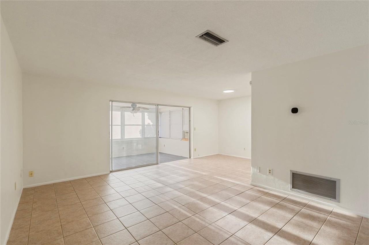 1248 Lazy Lake Rd W - Photo 5 of 19