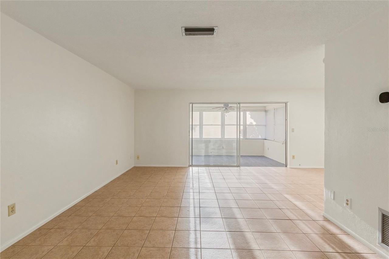 1248 Lazy Lake Rd W - Photo 6 of 19