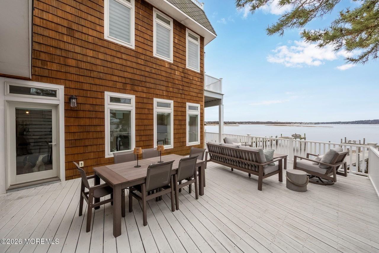 484 Ocean Ave - Photo 7 of 39