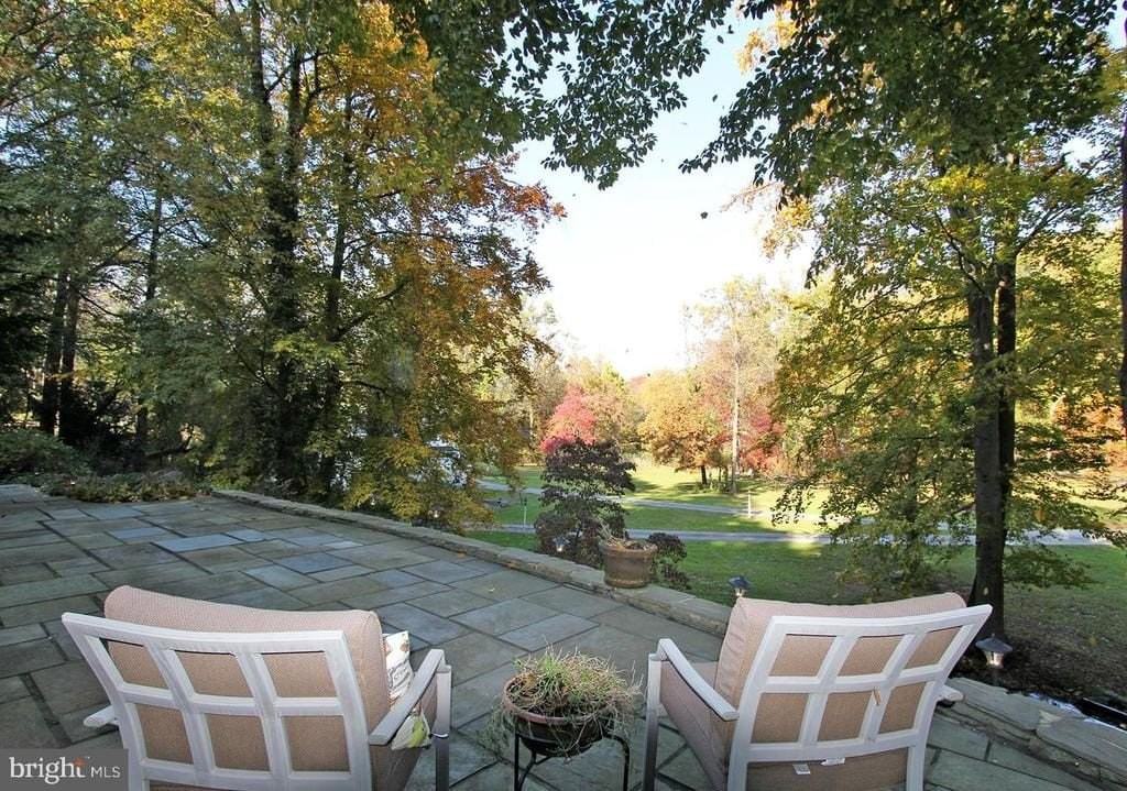 594 Contention Ln - Photo 4 of 15