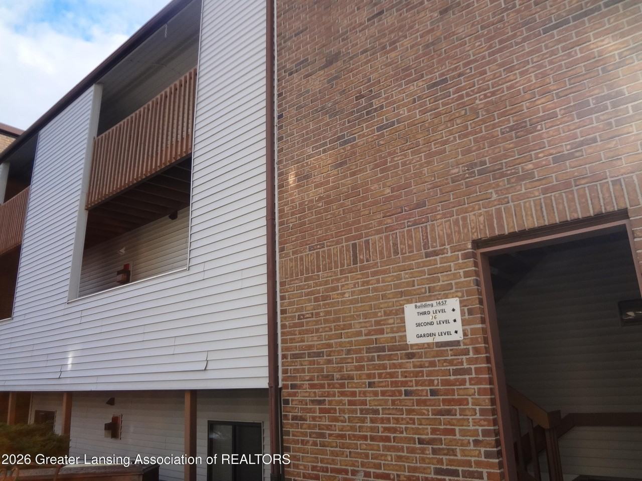 1457 E Pond Dr - Photo 2 of 18