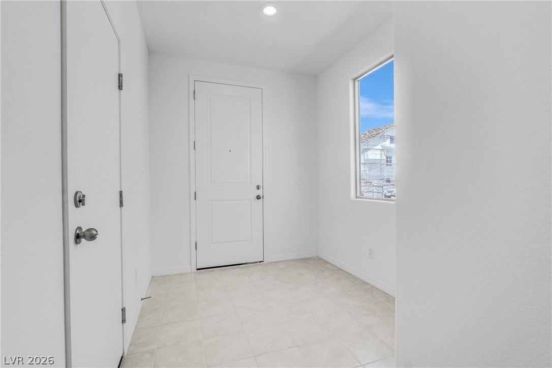 8072 Warrenview St - Photo 6 of 48