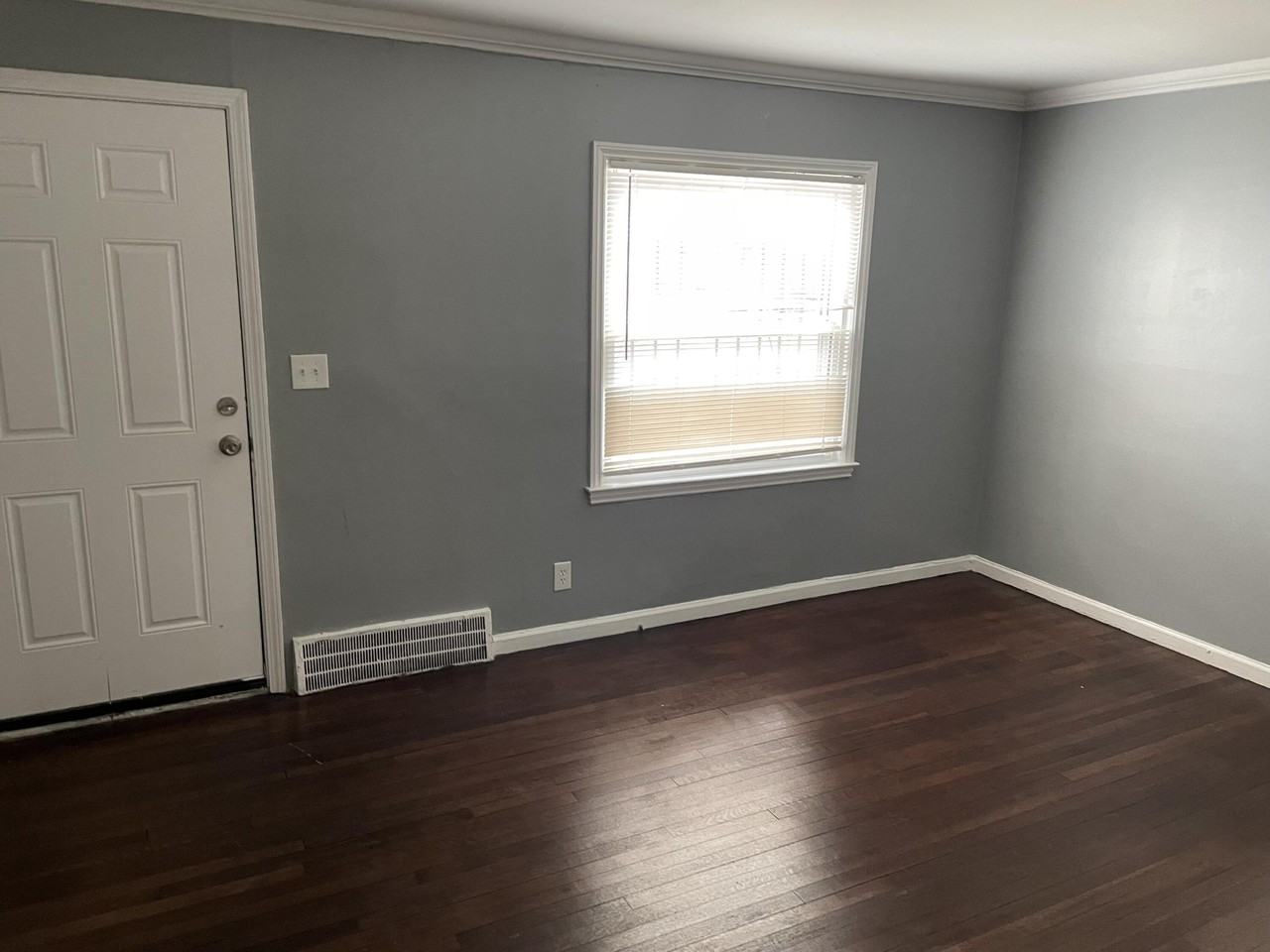 8897 Cloverlawn St - Photo 2 of 9