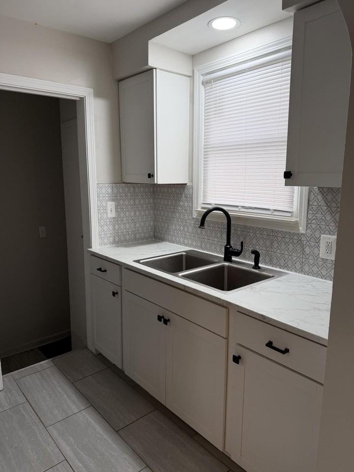 20202 Washtenaw St - Photo 6 of 12