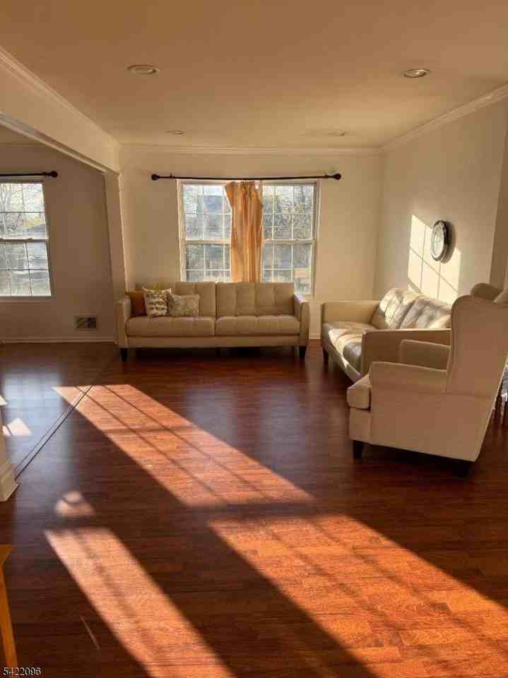 518 Downer St - Photo 5 of 37