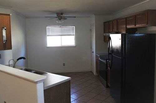 114 Lakeview - Photo 3 of 8