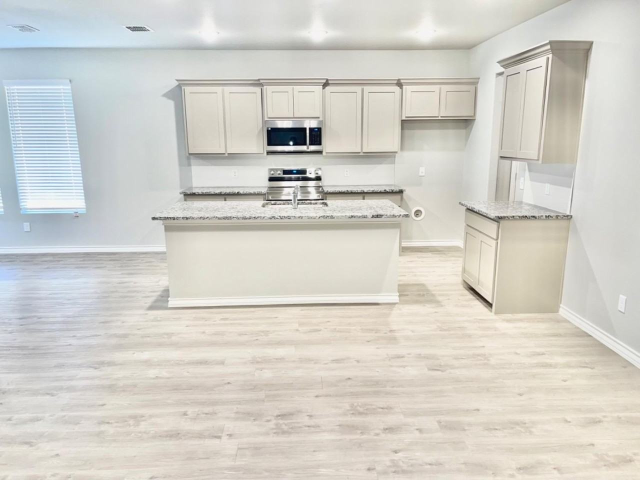 7729 96th St - Photo 5 of 35