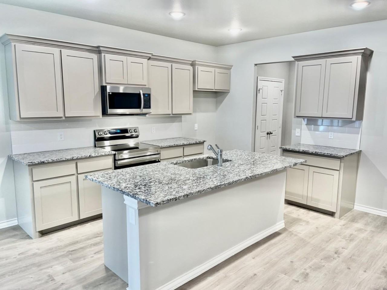 7729 96th St - Photo 6 of 35