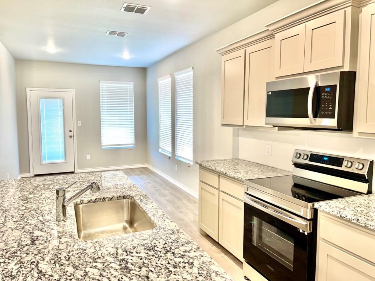 7729 96th St - Photo 7 of 35