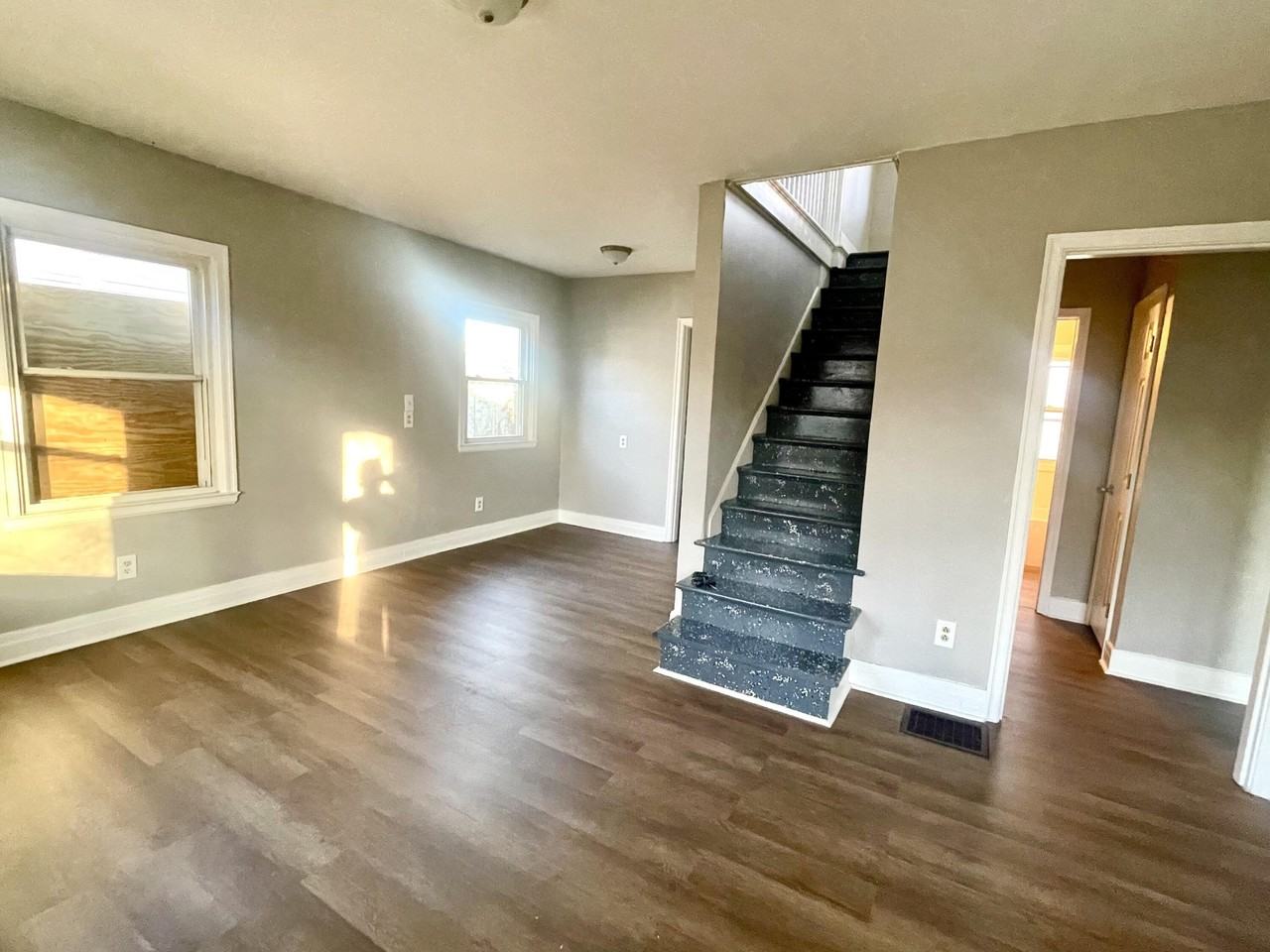 120 Clyde St - Photo 3 of 12