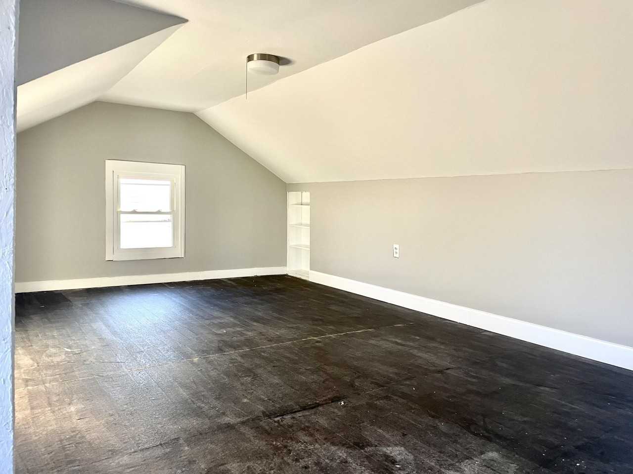 120 Clyde St - Photo 4 of 12