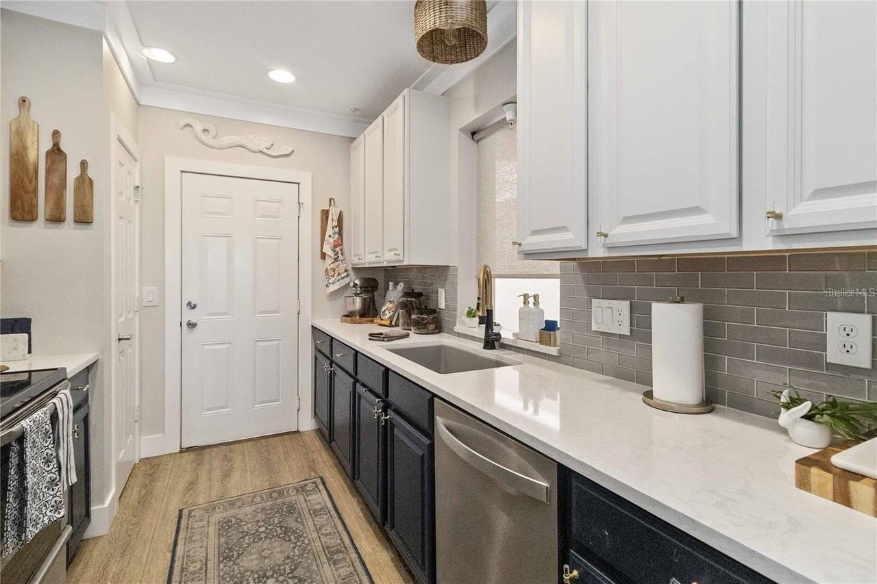 7242 Hamilton Rd - Photo 3 of 26