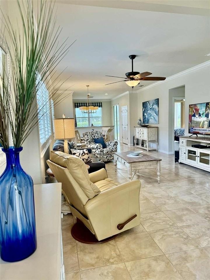 19240 Isadora St - Photo 5 of 41