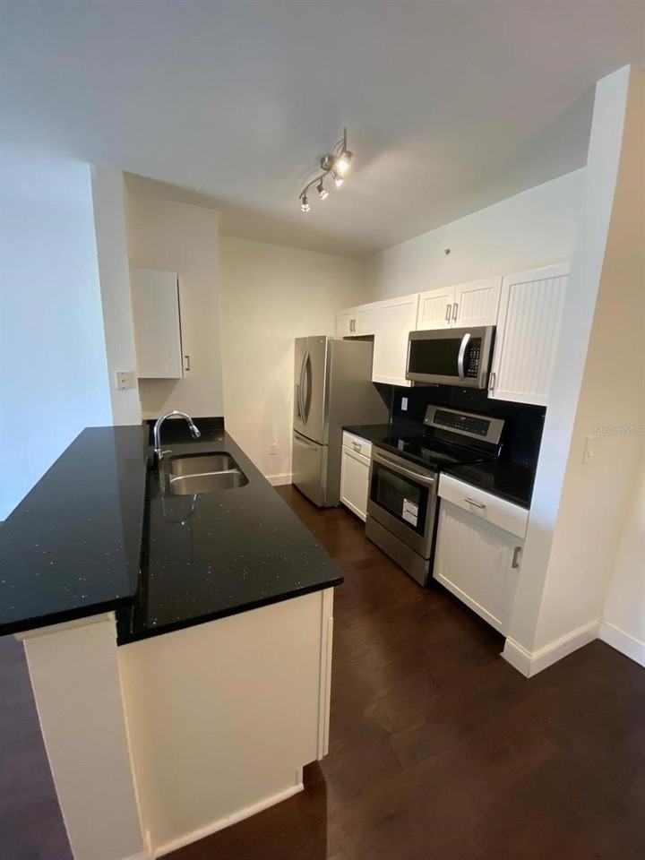 5475 Vineland Rd #8311 - Photo 4 of 13