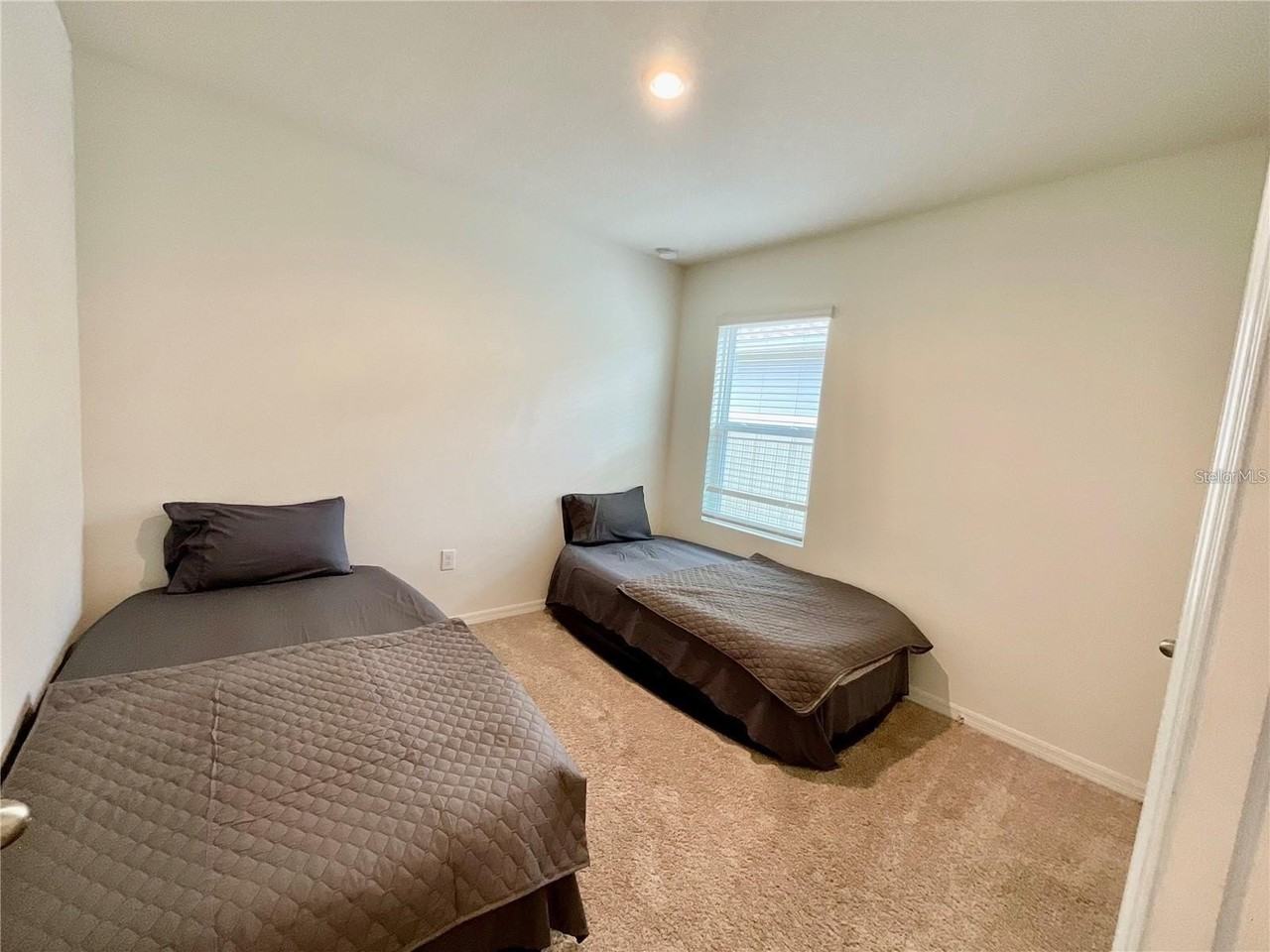 718 Chinoy Rd - Photo 4 of 12