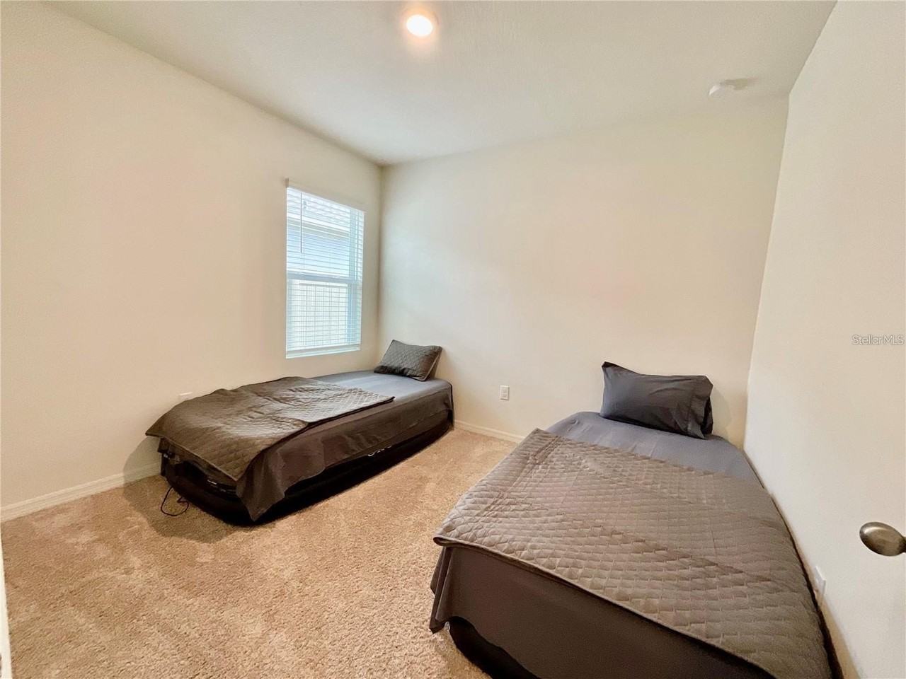 718 Chinoy Rd - Photo 5 of 12