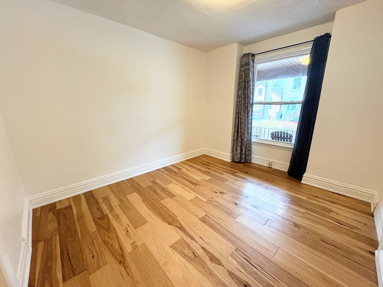 215 Mary Street - Photo 4 of 21